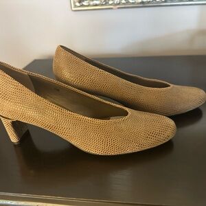 Vaneli Textured Tan Heels 7.5 N